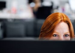 Boľavé oči po práci na počítači: 7 tipov, ktoré uľavia od problémov