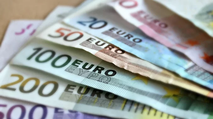 Výhody a riziká zavedenia eura na slovenskom území